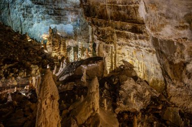 Frasassi Mağaraları, Gola della Rossa ve Frasassi Bölgesel Doğal Parkı içinde, Ancona ilinin Genga belediyesine bağlı yeraltı karst mağaralarıdır..