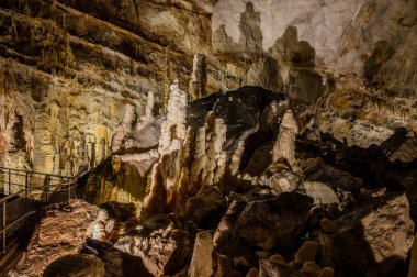 Frasassi Mağaraları, Gola della Rossa ve Frasassi Bölgesel Doğal Parkı içinde, Ancona ilinin Genga belediyesine bağlı yeraltı karst mağaralarıdır..