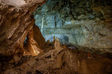 Frasassi Mağaraları, Gola della Rossa ve Frasassi Bölgesel Doğal Parkı içinde, Ancona ilinin Genga belediyesine bağlı yeraltı karst mağaralarıdır..