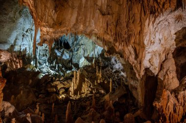 Frasassi Mağaraları, Gola della Rossa ve Frasassi Bölgesel Doğal Parkı içinde, Ancona ilinin Genga belediyesine bağlı yeraltı karst mağaralarıdır..