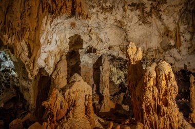 Frasassi Mağaraları, Gola della Rossa ve Frasassi Bölgesel Doğal Parkı içinde, Ancona ilinin Genga belediyesine bağlı yeraltı karst mağaralarıdır..