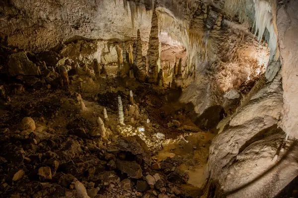 Frasassi Mağaraları, Gola della Rossa ve Frasassi Bölgesel Doğal Parkı içinde, Ancona ilinin Genga belediyesine bağlı yeraltı karst mağaralarıdır..