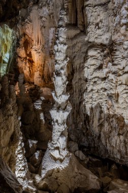 Frasassi Mağaraları, Gola della Rossa ve Frasassi Bölgesel Doğal Parkı içinde, Ancona ilinin Genga belediyesine bağlı yeraltı karst mağaralarıdır..