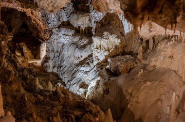 Frasassi Mağaraları, Gola della Rossa ve Frasassi Bölgesel Doğal Parkı içinde, Ancona ilinin Genga belediyesine bağlı yeraltı karst mağaralarıdır..