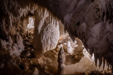 Frasassi Mağaraları, Gola della Rossa ve Frasassi Bölgesel Doğal Parkı içinde, Ancona ilinin Genga belediyesine bağlı yeraltı karst mağaralarıdır..