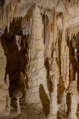 Frasassi Mağaraları, Gola della Rossa ve Frasassi Bölgesel Doğal Parkı içinde, Ancona ilinin Genga belediyesine bağlı yeraltı karst mağaralarıdır..