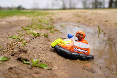 Yeni Lizbon, Wisconsin ABD - 10 Mayıs 2023: Paw Patrol oyuncak karakteri Zuma oyuncak hovercraft içinde dışarıda oturuyor.