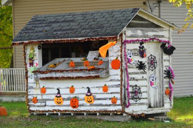 Bayramlar için Cadılar Bayramı süslemeleriyle süslenmiş..