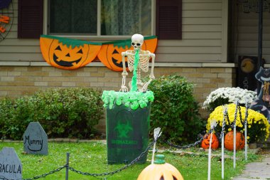 Toplumun ev sahipleri evlerini 2022 yılının korkunç Cadılar Bayramı süslemeleriyle süslediler..