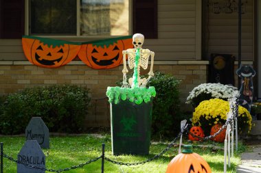 Toplumun ev sahipleri evlerini 2022 yılının korkunç Cadılar Bayramı süslemeleriyle süslediler..