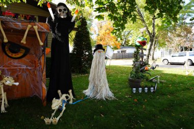 Toplumun ev sahipleri evlerini 2022 yılının korkunç Cadılar Bayramı süslemeleriyle süslediler..