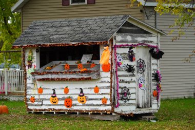 Bayramlar için Cadılar Bayramı süslemeleriyle süslenmiş..