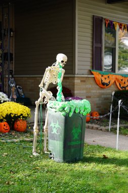 Toplumun ev sahipleri evlerini 2022 yılının korkunç Cadılar Bayramı süslemeleriyle süslediler..