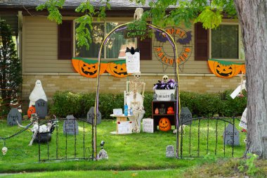Yeni Lizbon, Wisconsin ABD - 8 Ekim 2022: Toplumun ev sahipleri 2022 Cadılar Bayramı için evlerini ve bahçelerini korkunç süslediler.