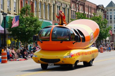 Oscar Mayer Beef Frankmobile Butterfest geçidinde seyahat etti..