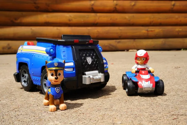 美国威斯康星州新里斯本 2023年5月10日 在阳光灿烂的日子里 巡逻警察的小狗狗们和莱德小孩们的动作片玩具坐在外面 — 图库照片