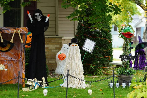 stock image Homeowners of the community dressed up their house and yard with scary Halloween decorations for 2022.