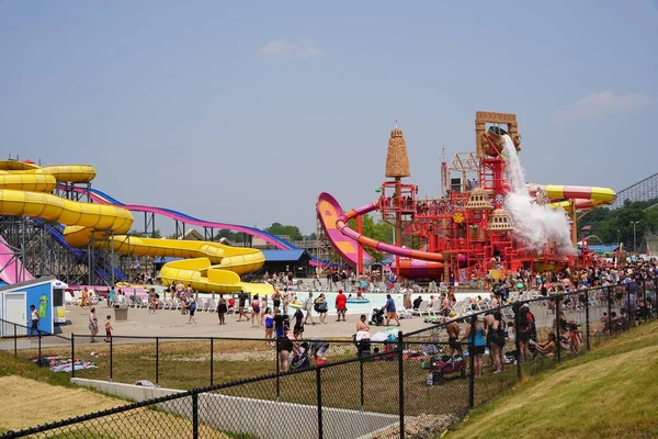 Aile üyeleri yaz eğlencesinin tadını ATLANTIS 'in kayıp şehrinde çıkarıyorlar. Olympus Su ve Lunaparkı.