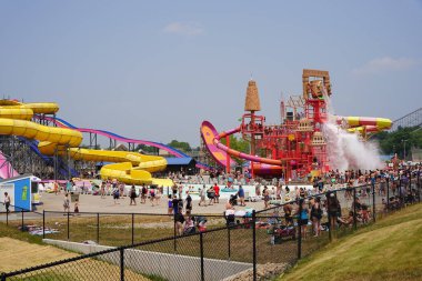 Aile üyeleri yaz eğlencesinin tadını ATLANTIS 'in kayıp şehrinde çıkarıyorlar. Olympus Su ve Lunaparkı.