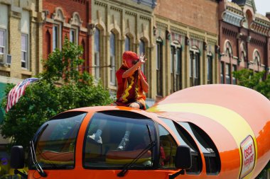 Oscar Mayer Beef Frankmobile Butterfest geçidinde seyahat etti..