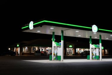 BP British Petrol İstasyonu, Wisconsin, Fond du Lac 'ın dışında gece boyunca parladı.