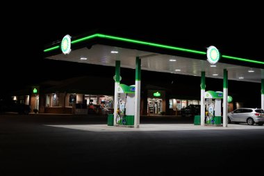 BP British Petrol İstasyonu, Wisconsin, Fond du Lac 'ın dışında gece boyunca parladı.