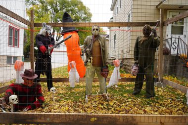 Toplumun ev sahipleri evlerini ve bahçelerini 2022 yılının korkunç Cadılar Bayramı süslemeleriyle süslediler..