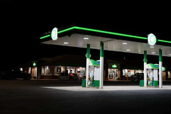 British Petroleum Gasolinera Brilla Durante Noche Fuera Fond Lac Wisconsin —  Fotos de Stock