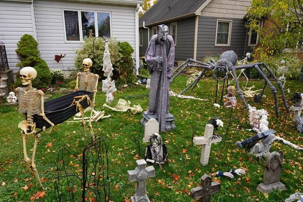 Toplumun ev sahipleri evlerini ve bahçelerini 2022 yılının korkunç Cadılar Bayramı süslemeleriyle süslediler..