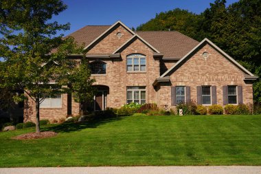 Yeşil çimenli yeni modern ev