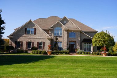 Bahçedeki modern ev