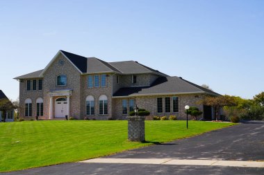 Mavi gökyüzü olan yeni ev