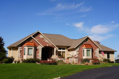 Sokaktaki modern ev.