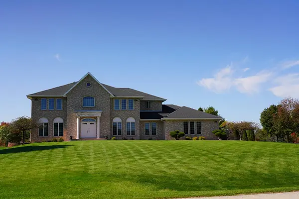 Çimenli ve çimenli modern ev