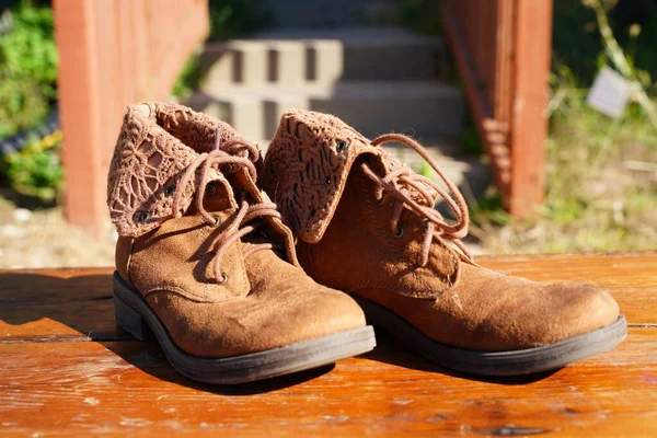 Bir Çift Dantel Kahverengi Deri Kadın Ayakkabısı — Stok fotoğraf