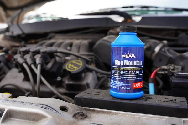 Peak Blue Mountain Dot Motor Vehicle Brake Fluid Bottle — ストック写真