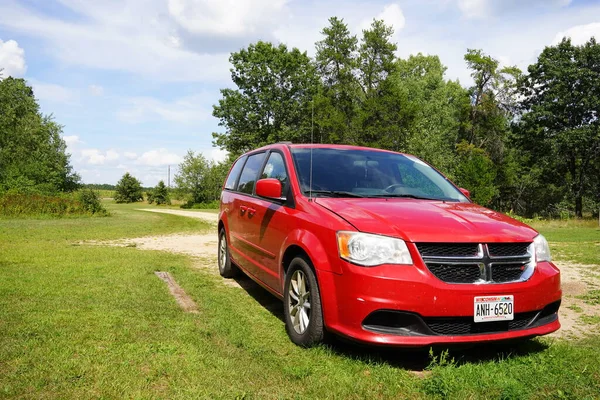 2013 aile yolcusu Red Dodge Grand Caravan kırsal alanda park halinde..