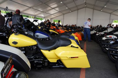 Şehirde motorsikletler