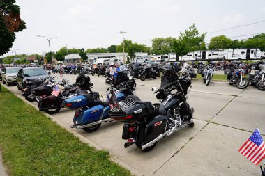 Greenfield, Wisconsin, ABD - 15 Temmuz 2023: Harley Davidson motosikletlileri Harley Davidson Evi 'ndeki bir ralli etkinliği için bisikletlerini sokakta topladılar.