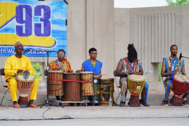 La Crosse, Wisconsin ABD - 18 Haziran 2023: Afrikalı kültür müzisyenleri ve dansçıları Haziran kutlamaları sırasında sahnede sahne aldılar.