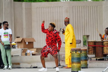 La Crosse, Wisconsin ABD - 18 Haziran 2023: Afrikalı kültür müzisyenleri ve dansçıları Haziran kutlamaları sırasında sahnede sahne aldılar.