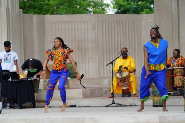 La Crosse, Wisconsin ABD - 18 Haziran 2023: Afrikalı kültür müzisyenleri ve dansçıları Haziran kutlamaları sırasında sahnede sahne aldılar.