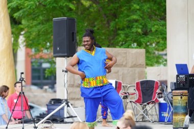 La Crosse, Wisconsin ABD - 18 Haziran 2023: Afrikalı kültür müzisyenleri ve dansçıları Haziran kutlamaları sırasında sahnede sahne aldılar.