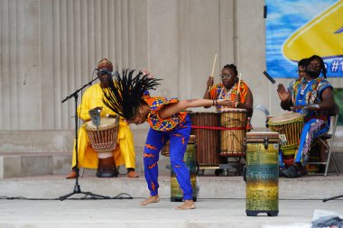 La Crosse, Wisconsin ABD - 18 Haziran 2023: Afrikalı kültür müzisyenleri ve dansçıları Haziran kutlamaları sırasında sahnede sahne aldılar.