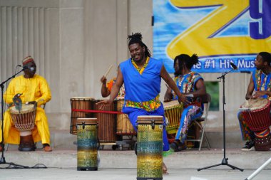 La Crosse, Wisconsin ABD - 18 Haziran 2023: Afrikalı kültür müzisyenleri ve dansçıları Haziran kutlamaları sırasında sahnede sahne aldılar.