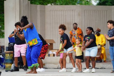 La Crosse, Wisconsin ABD - 18 Haziran 2023: Afrikalı kültür müzisyenleri ve dansçıları Haziran kutlamaları sırasında sahnede sahne aldılar.