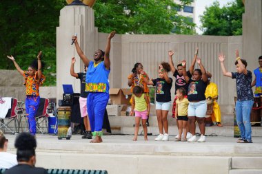 La Crosse, Wisconsin ABD - 18 Haziran 2023: Afrikalı kültür müzisyenleri ve dansçıları Haziran kutlamaları sırasında sahnede sahne aldılar.