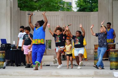 La Crosse, Wisconsin ABD - 18 Haziran 2023: Afrikalı kültür müzisyenleri ve dansçıları Haziran kutlamaları sırasında sahnede sahne aldılar.