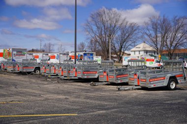 Baraboo, Wisconsin ABD - 19 Nisan 2022: U-Haul karavan ve kamyon parkı ve kullanılmaya hazır bir otoparkta depolandı.