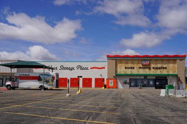 Baraboo, Wisconsin ABD - 20 Nisan 2022: Topluma hizmet veren U- Haul kiralık mağazası.